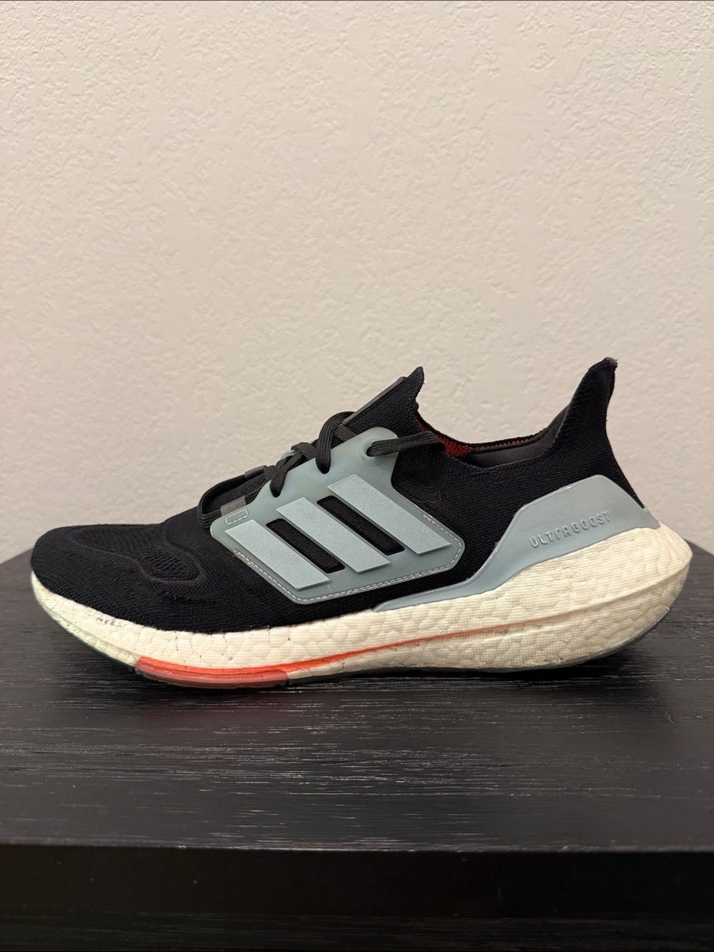 Men’s size 10.5 Adidas Ultraboost 22 Running Shoe in Black and Light Blue used